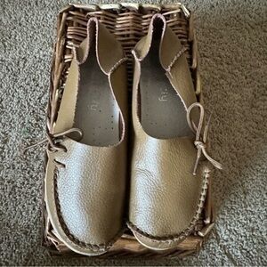 SOCOFY Womens Tan Leather Slip On Moccasin Shoes Size 39 EUC